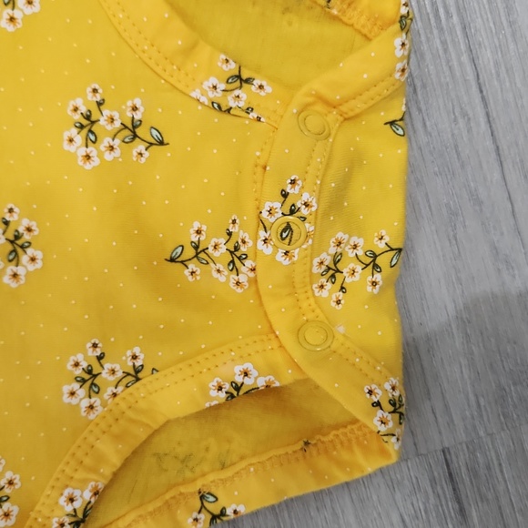 🌺 Adorable baby Carter's yellow bodysuit 🌺 - Picture 4 of 5